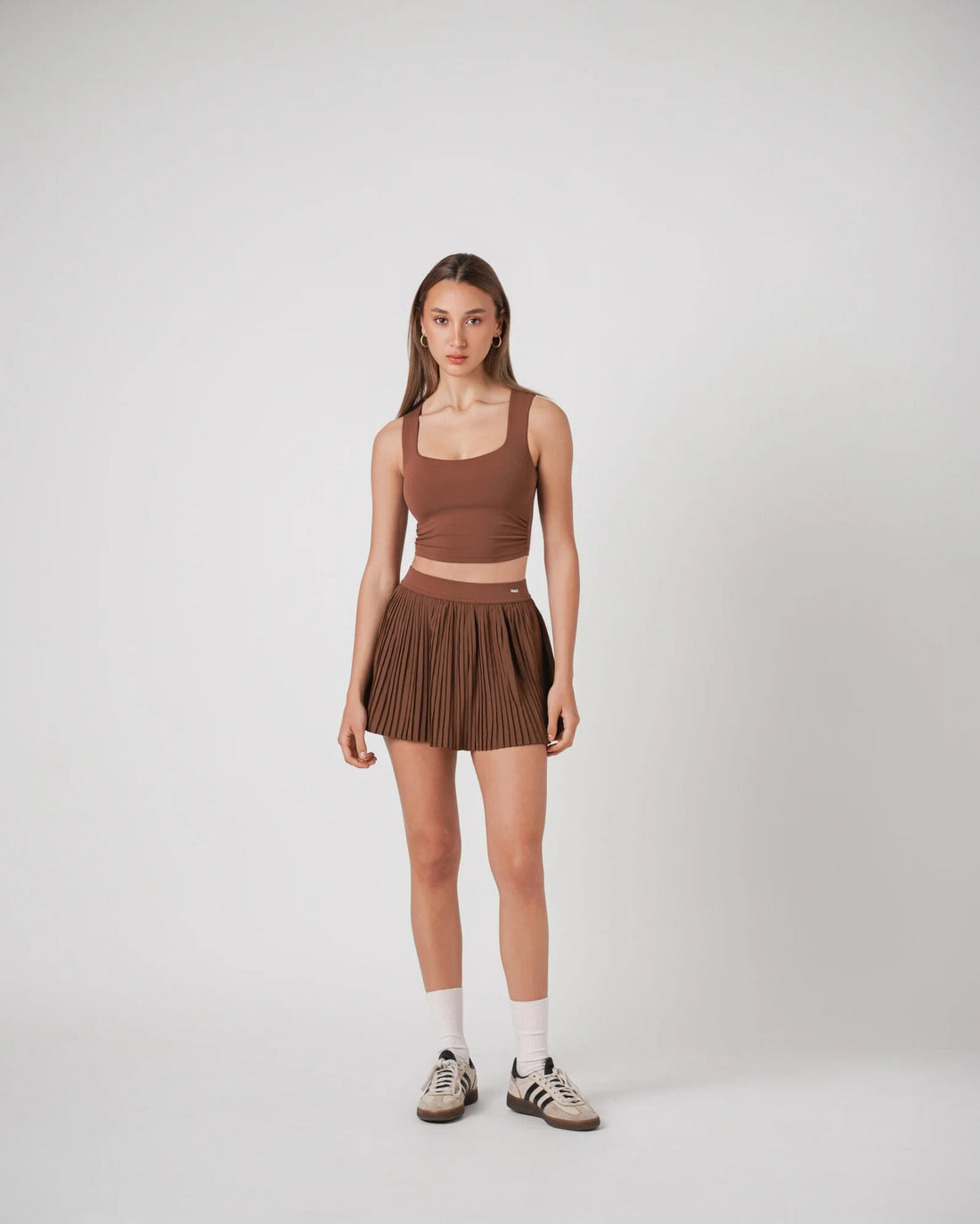 Ensemble Serena Tennis &amp; Padel – Marron – Brassière crop top rembourrée + Jupe